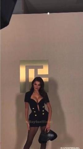 Hande Erçel, Paris Moda Haftasında adeta göz kamaştırdı