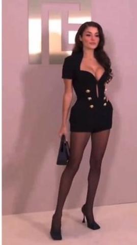 Hande Erçel, Paris Moda Haftasında adeta göz kamaştırdı