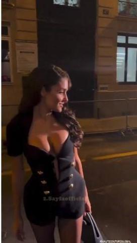 Hande Erçel, Paris Moda Haftasında adeta göz kamaştırdı