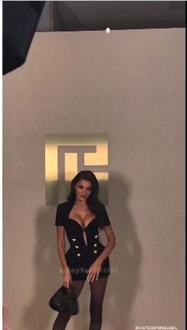 Hande Erçel, Paris Moda Haftasında adeta göz kamaştırdı