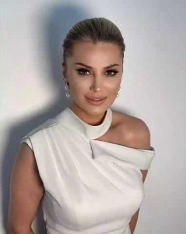 Songül Karlı dekolteli pozuyla genç kızlara taş çıkardı