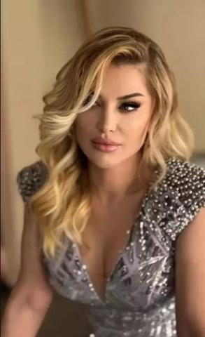 Songül Karlı dekolteli pozuyla genç kızlara taş çıkardı