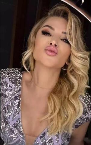 Songül Karlı dekolteli pozuyla genç kızlara taş çıkardı
