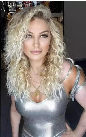 Songül Karlı dekolteli pozuyla genç kızlara taş çıkardı