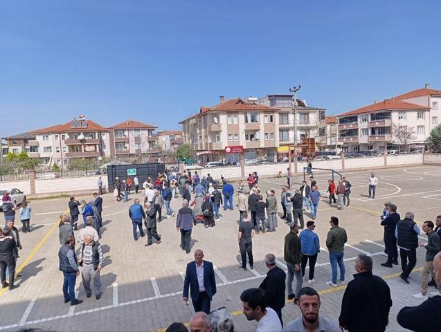 Hasımlar aynı sandıkta karşılaştı, ortalık karıştı