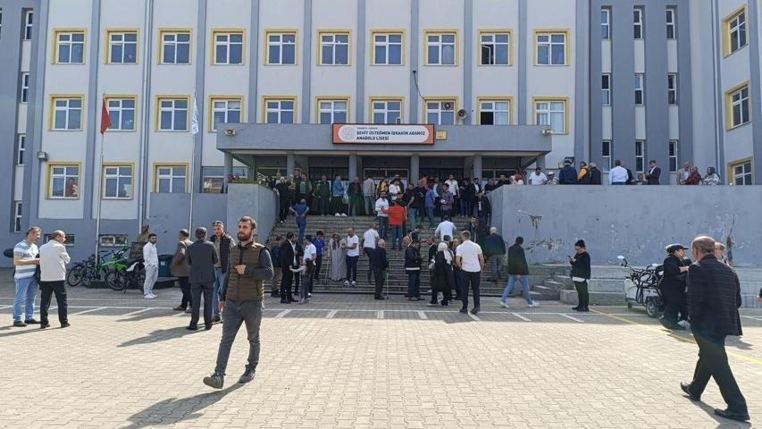 Hasımlar aynı sandıkta karşılaştı, ortalık karıştı