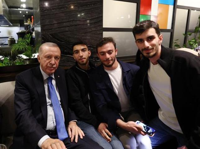 Erdoğan, Ankarada bir kafede vatandaşlarla sohbet etti