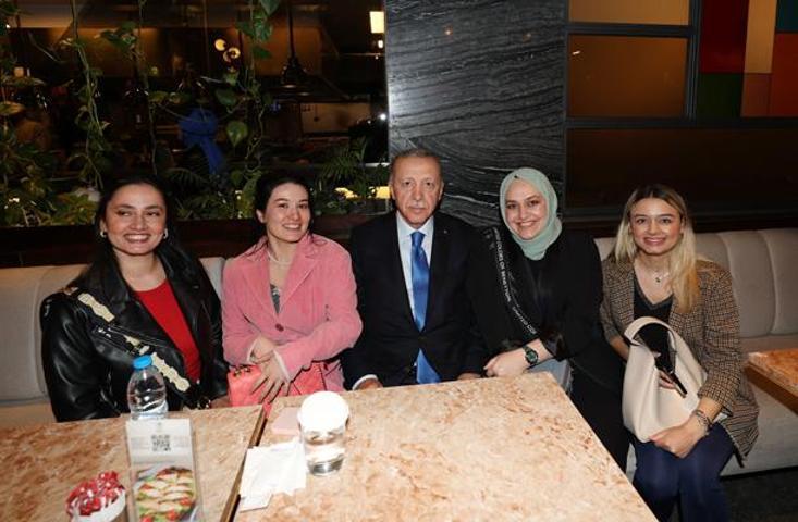 Erdoğan, Ankarada bir kafede vatandaşlarla sohbet etti