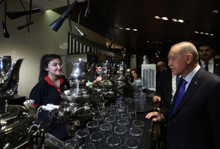 Erdoğan, Ankarada bir kafede vatandaşlarla sohbet etti