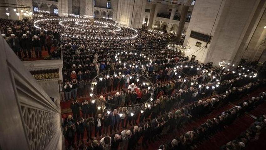 İl il bayram namazı saatleri Bayram namazı saat kaçta Namaz vakitleri: İstanbul, Ankara, İzmir, Adana, Antalya, Konya 2024 BAYRAM NAMAZI VAKİTLERİ