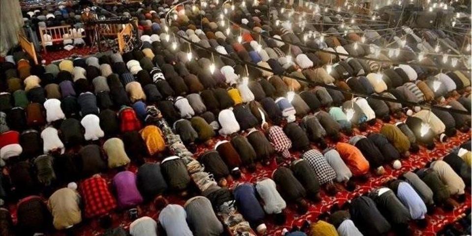 İl il bayram namazı saatleri Bayram namazı saat kaçta Namaz vakitleri: İstanbul, Ankara, İzmir, Adana, Antalya, Konya 2024 BAYRAM NAMAZI VAKİTLERİ