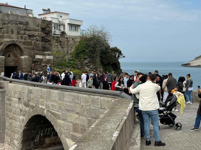 Bayramda tatilcilerin akınına uğradı: 20 bin araç gelince Amasraya girişler kapatıldı