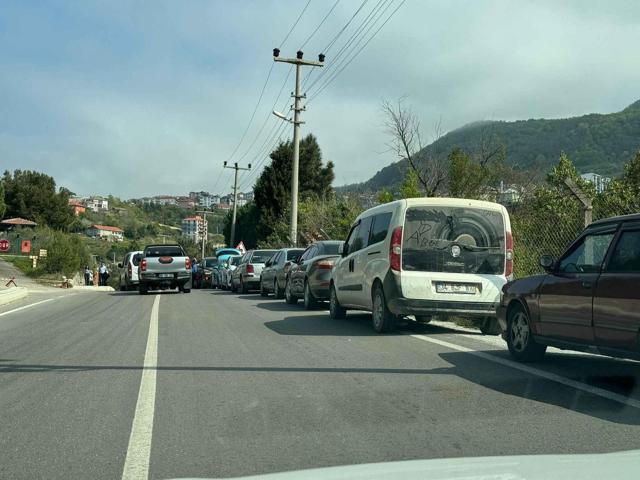 Bayramda tatilcilerin akınına uğradı: 20 bin araç gelince Amasraya girişler kapatıldı