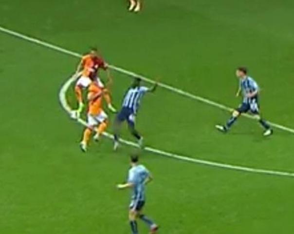 Galatasarayın ilk golünden önce Mertens ihlal mi yaptı Eski hakemler o pozisyonu değerlendirdi...