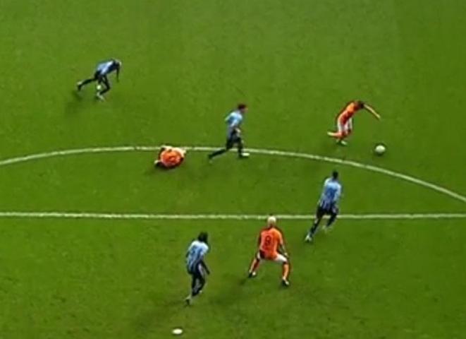 Galatasarayın ilk golünden önce Mertens ihlal mi yaptı Eski hakemler o pozisyonu değerlendirdi...