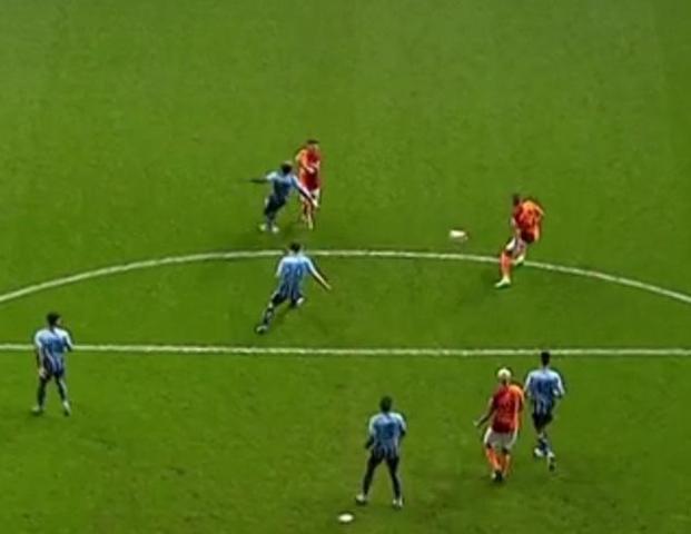 Galatasarayın ilk golünden önce Mertens ihlal mi yaptı Eski hakemler o pozisyonu değerlendirdi...