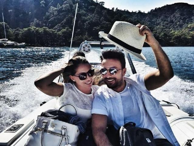 Megastar Tarkan sosyal medyada aşka geldi Güzeller güzeli eşi Pınar Tevetoğlunun evlilik yıl dönümünü böyle kutladı