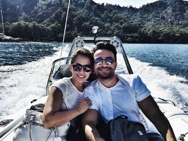 Megastar Tarkan sosyal medyada aşka geldi Güzeller güzeli eşi Pınar Tevetoğlunun evlilik yıl dönümünü böyle kutladı