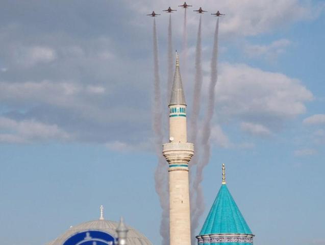 Solo Türk ve Türk Yıldızları yine nefesleri kesti Mevlananın Konyaya göçü böyle kutlandı