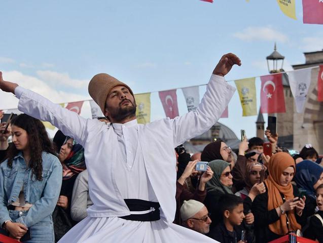 Solo Türk ve Türk Yıldızları yine nefesleri kesti Mevlananın Konyaya göçü böyle kutlandı