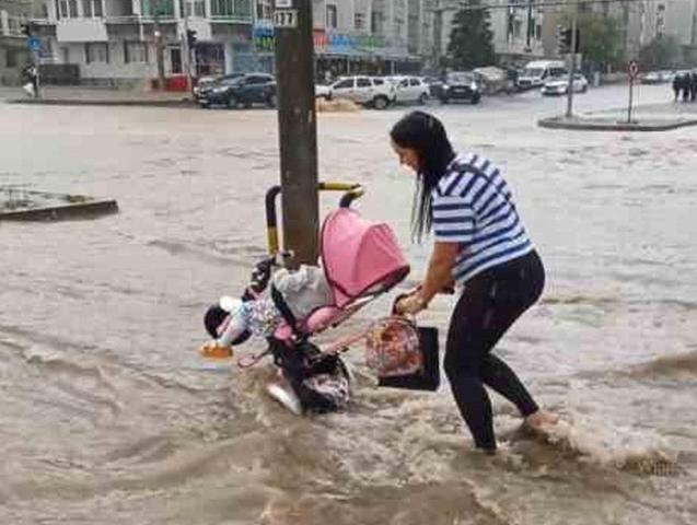 Dikkat Meteoroloji ve AKOM peş peşe uyardı: Sel, sağanak, fırtına...