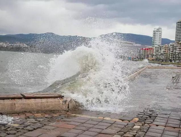 Dikkat Meteoroloji ve AKOM peş peşe uyardı: Sel, sağanak, fırtına...