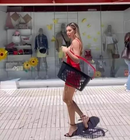 Mini elbisesiyle markete gitti Pozları sosyal medyayı salladı