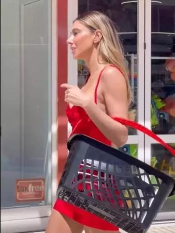 Mini elbisesiyle markete gitti Pozları sosyal medyayı salladı