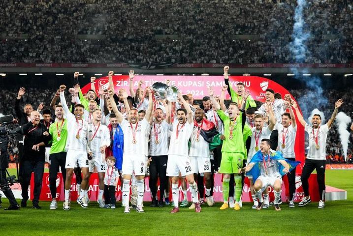 Beşiktaşta 4 ayrılık birden Yola devam etmeme kararı...