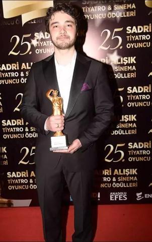 Burak Dakak, Ayhan Işık Özel Ödülüne layık görüldü Sevincini böyle paylaştı