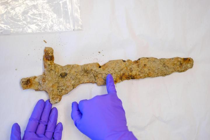 Tarlasından 1000 yıllık Viking kılıcı çıktı