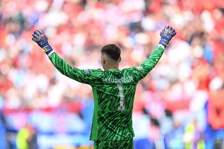 Fenerbahçede Dominik Livakovice transfer teklifi Jose Mourinho kalede alternatifini belirledi...