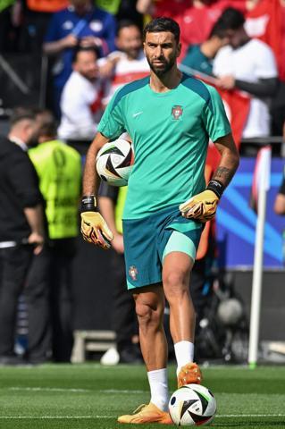 Fenerbahçede Dominik Livakovice transfer teklifi Jose Mourinho kalede alternatifini belirledi...