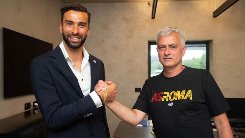 Fenerbahçede Dominik Livakovice transfer teklifi Jose Mourinho kalede alternatifini belirledi...