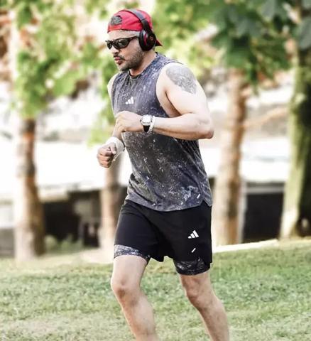 Kim der 55 yaşında diye Ünlü şarkıcı spor yaparken görüntülendi