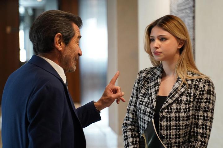 PARLA’NIN GÖZÜ DIŞARIDA “YABANCI BİR DİLDE KENDİMİ GÖSTERMEK İSTİYORUM.”