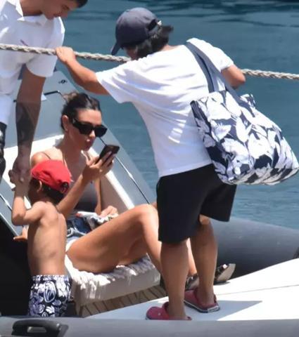 Aslıhan Doğan Turan çocuklarıyla Bodrumda