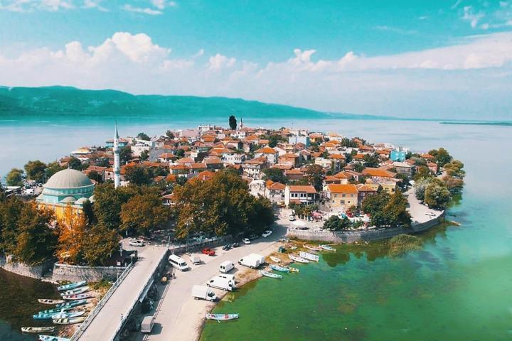 Tatilcilerin yeni gözdesi İstanbul ve Bursaya çok yakın Tarihi dokusuyla Yunan adalarını cebinden çıkarır