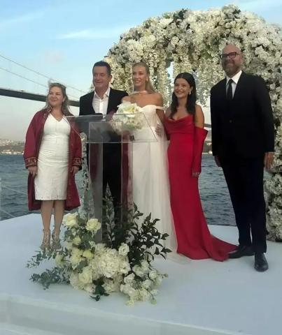 YILIN DÜĞÜNÜ: Acun Ilıcalı ile Ayça Çağla Altunkaya evlendi... Gelin arabası teknesi olay oldu Spor, sanat ve cemiyet dünyasını buluşturan düğünde şıklık yarışı