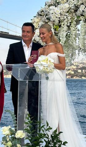 YILIN DÜĞÜNÜ: Acun Ilıcalı ile Ayça Çağla Altunkaya evlendi... Gelin arabası teknesi olay oldu Spor, sanat ve cemiyet dünyasını buluşturan düğünde şıklık yarışı