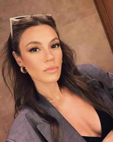 Yüsra Geyik giydiği bantlı taytla dikkatleri üzerine çekti