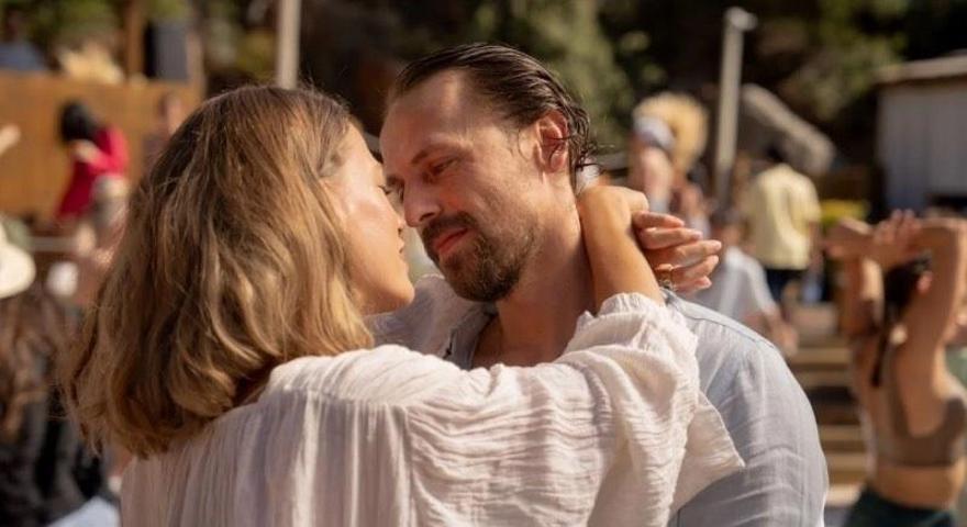 Kimler Geldi Kimler Geçtinin yıldızı Serenay Sarıkaya kovboy tarzıyla büyüledi