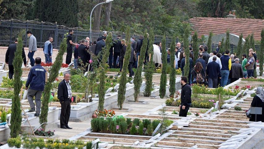 SON DAKİKA || 10 yıllık sır perdesi aralanıyor: Cem Garipoğlunun mezarı açıldı Dikkat çeken kefen detayı