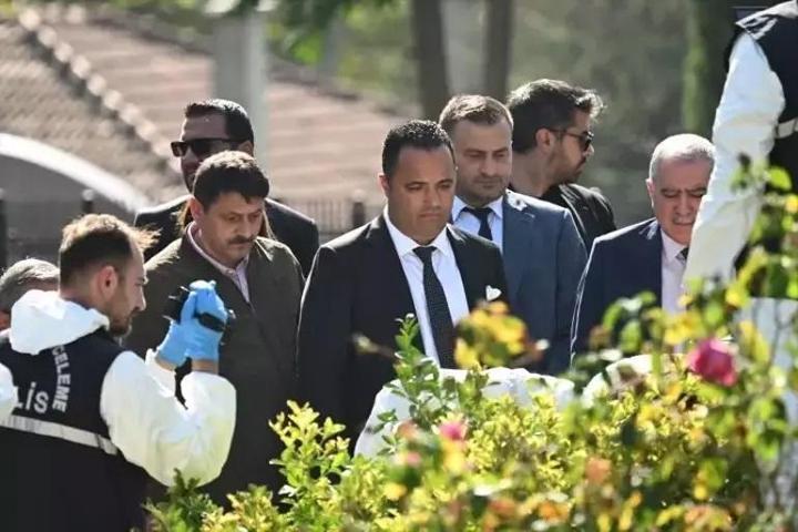 Cem Garipoğlunun mezarının son görüntüsü Kemikler çıktı, kefen neden çıkmadı Avukat Fethi Kabir işlemlerindeki son durumu açıkladı
