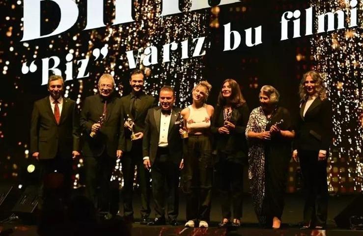 ALTIN PORTAKAL ONUR VE BAŞARI ÖDÜLLERİ SAHİPLERİNİ BULDU Kırmızı halıda yıldız yağmuru
