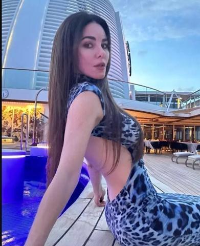 Kim der ki 52 yaşında Defne Samyeli sahne tarzıyla büyüledi