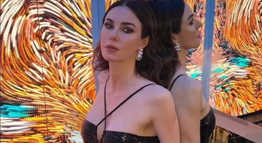 Kim der ki 52 yaşında Defne Samyeli sahne tarzıyla büyüledi