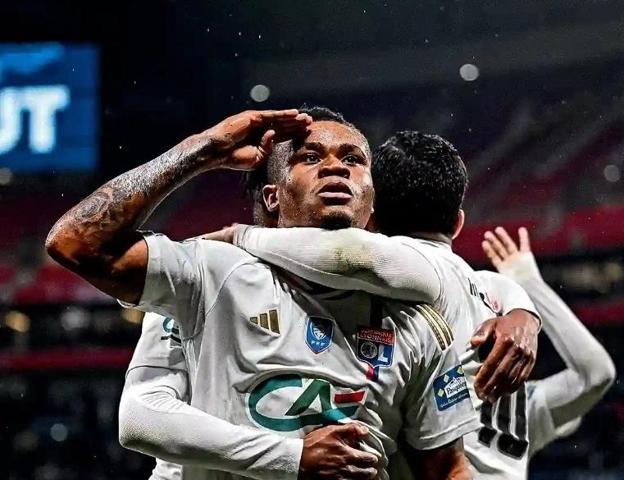 Wilfried Zaha’ya bir şok da Lyon’dan