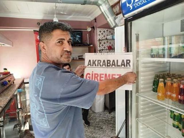 Bir garip pankart Sebebi şaşkına çevirdi