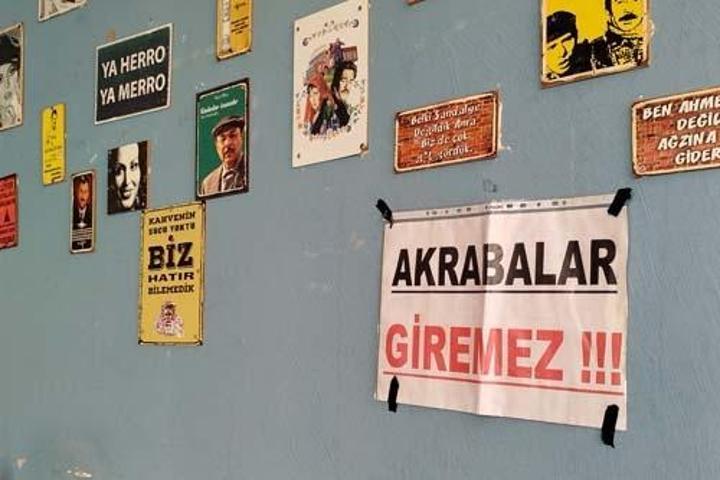 Bir garip pankart Sebebi şaşkına çevirdi